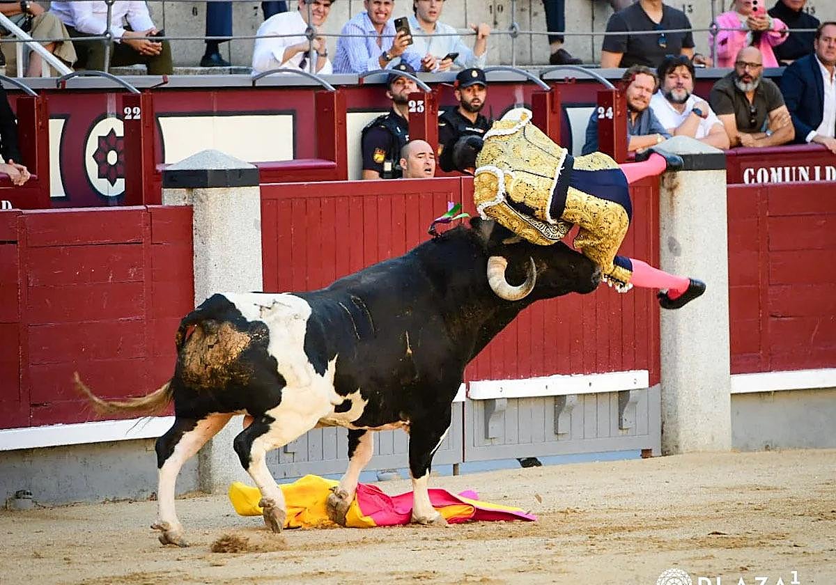 Momento de la cogida a Serafín Marín