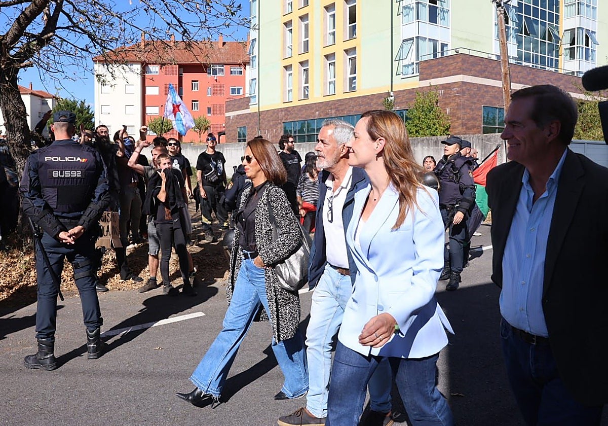 La comitiva de Vox pasa ante los contramanifestantes pro Palestina, este martes en Monforte de Lemos