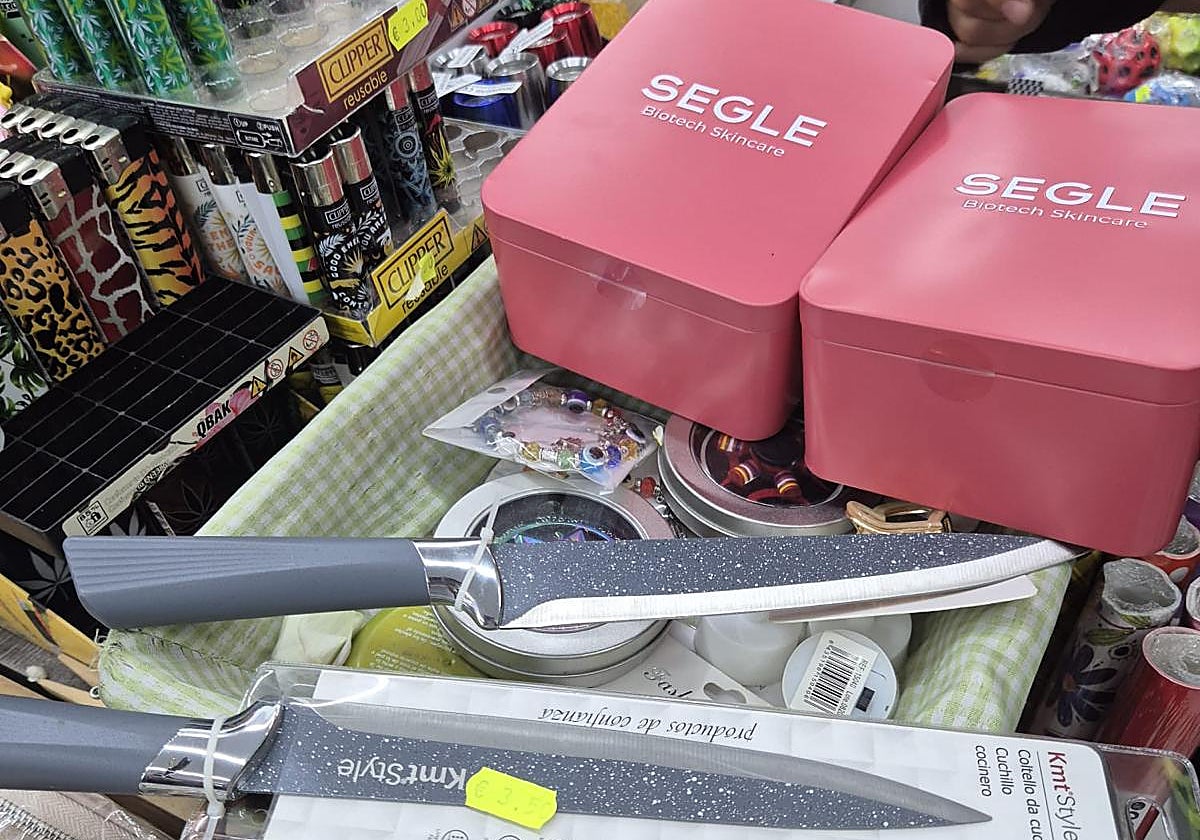 Objetos robados por el ladrón en Torrent, entre otros cuchillos de gran tamaño