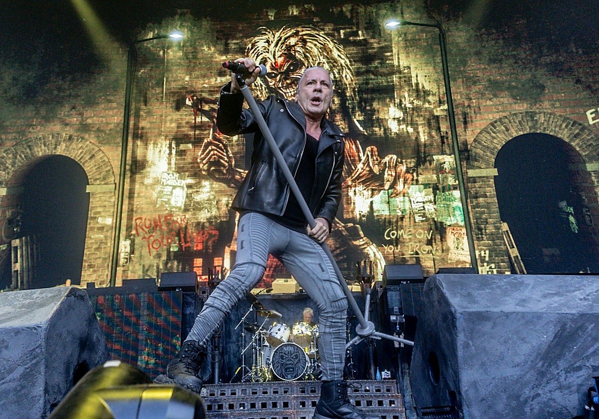 Bruce Dickinson, durante un concierto de Iron Maiden en Madrid, en 2025