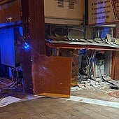 Dos ladrones avisan a un taxista para que se aparte antes de hacer estallar una bomba en un cajero