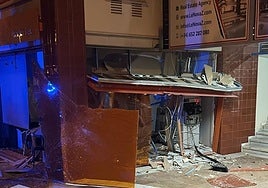 Dos ladrones avisan a un taxista para que se aparte antes de hacer estallar una bomba en un cajero