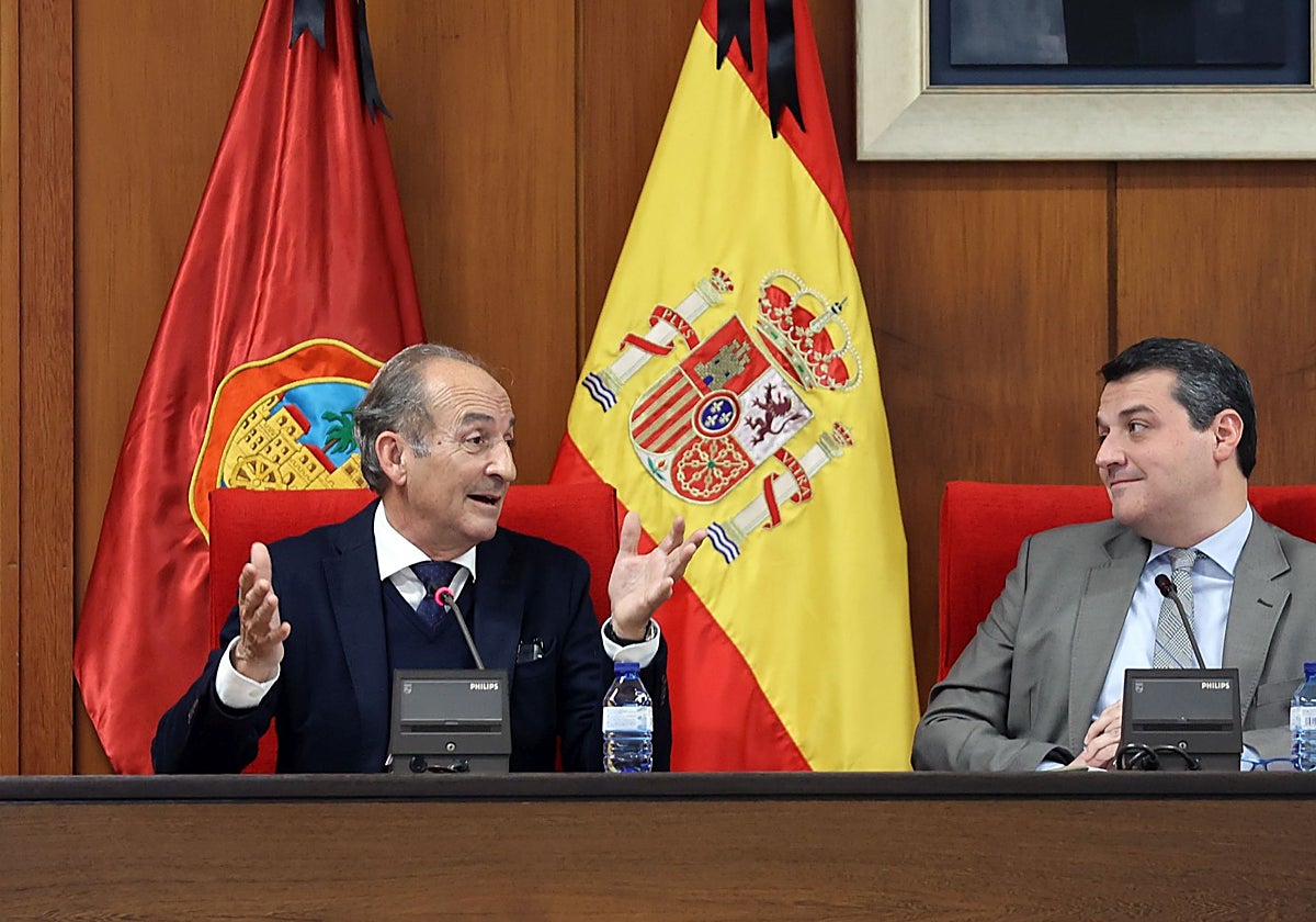 El presidente del Consejo Social de Córdoba, Gabriel Pérez Alcalá, junto al alcalde, José María Bellido