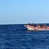 Rescatado en El Hierro un cayuco con 198 personas, entre ellos 18 niños pequeños y una bebé