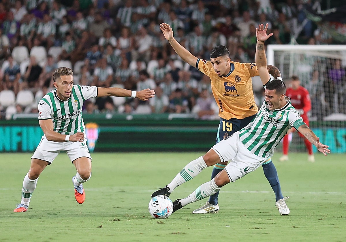 Sergi Guardiola sufre una falta en el partido frente al Racing de Santander