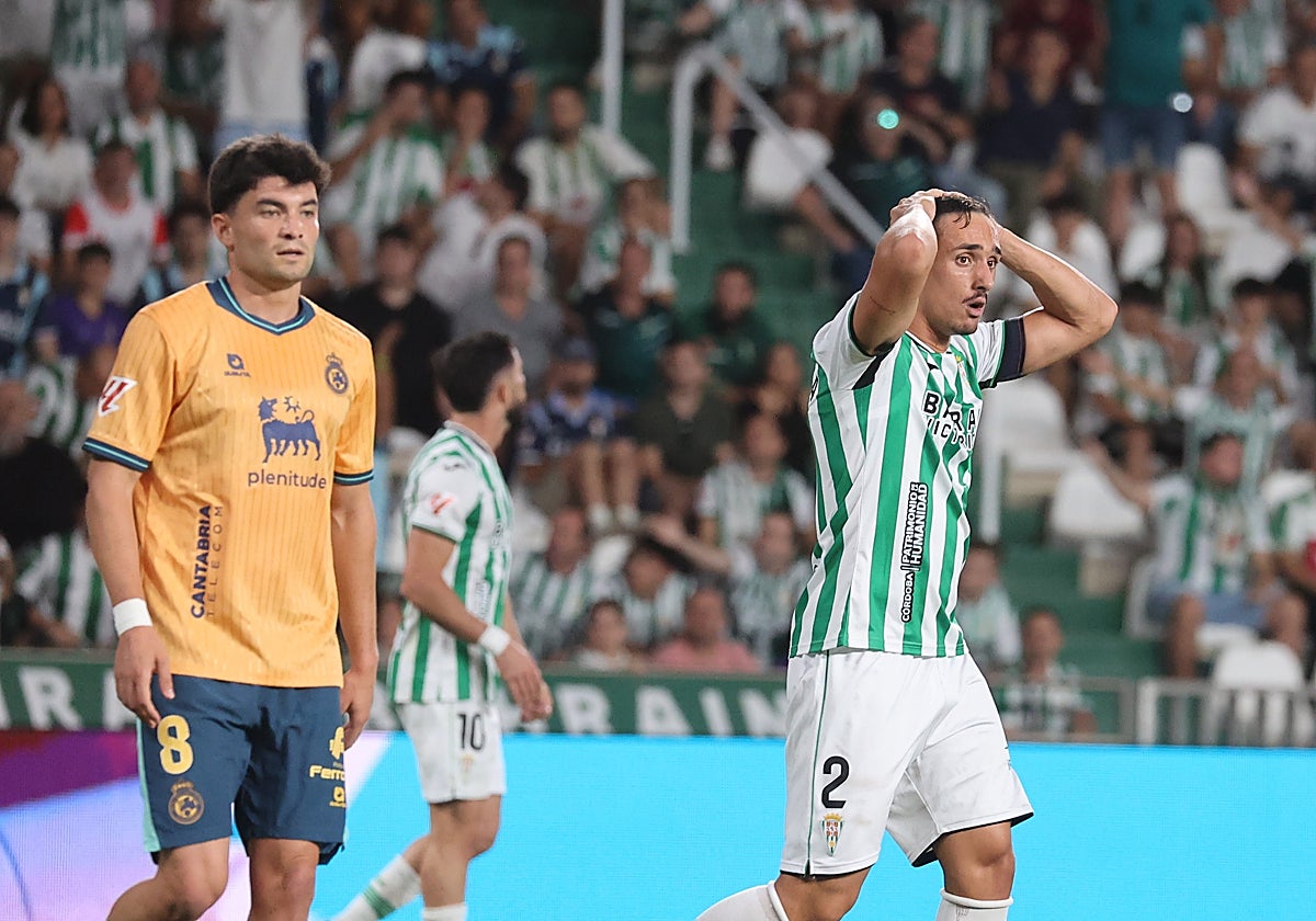 Ignasi Vilarrasa se lleva las manos a  la cabeza tras una ocasión frente al Racing