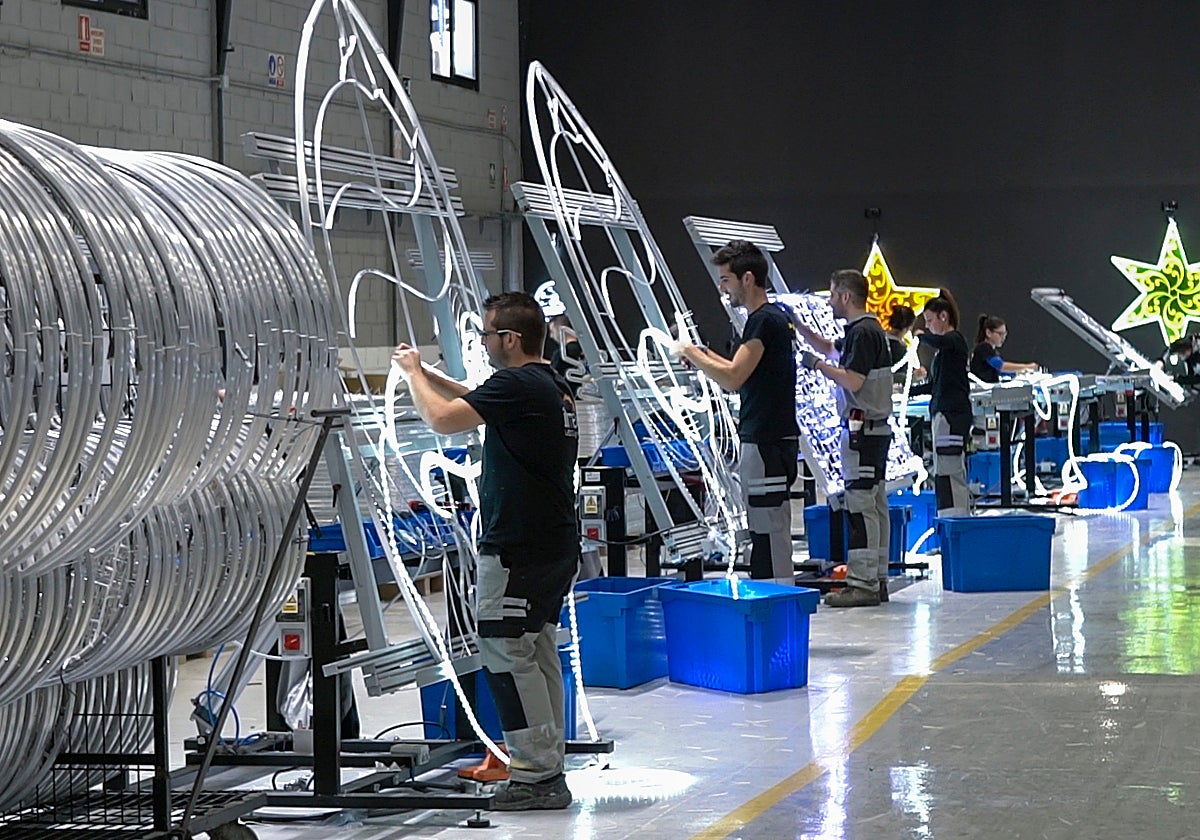 Operarios en la sala de montaje de los elementos decorativos de Ximénez Group