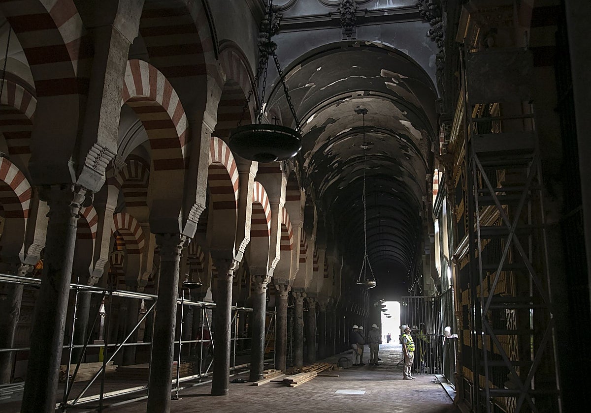 Aspecto de la Mezquita-Catedral tras el incendio
