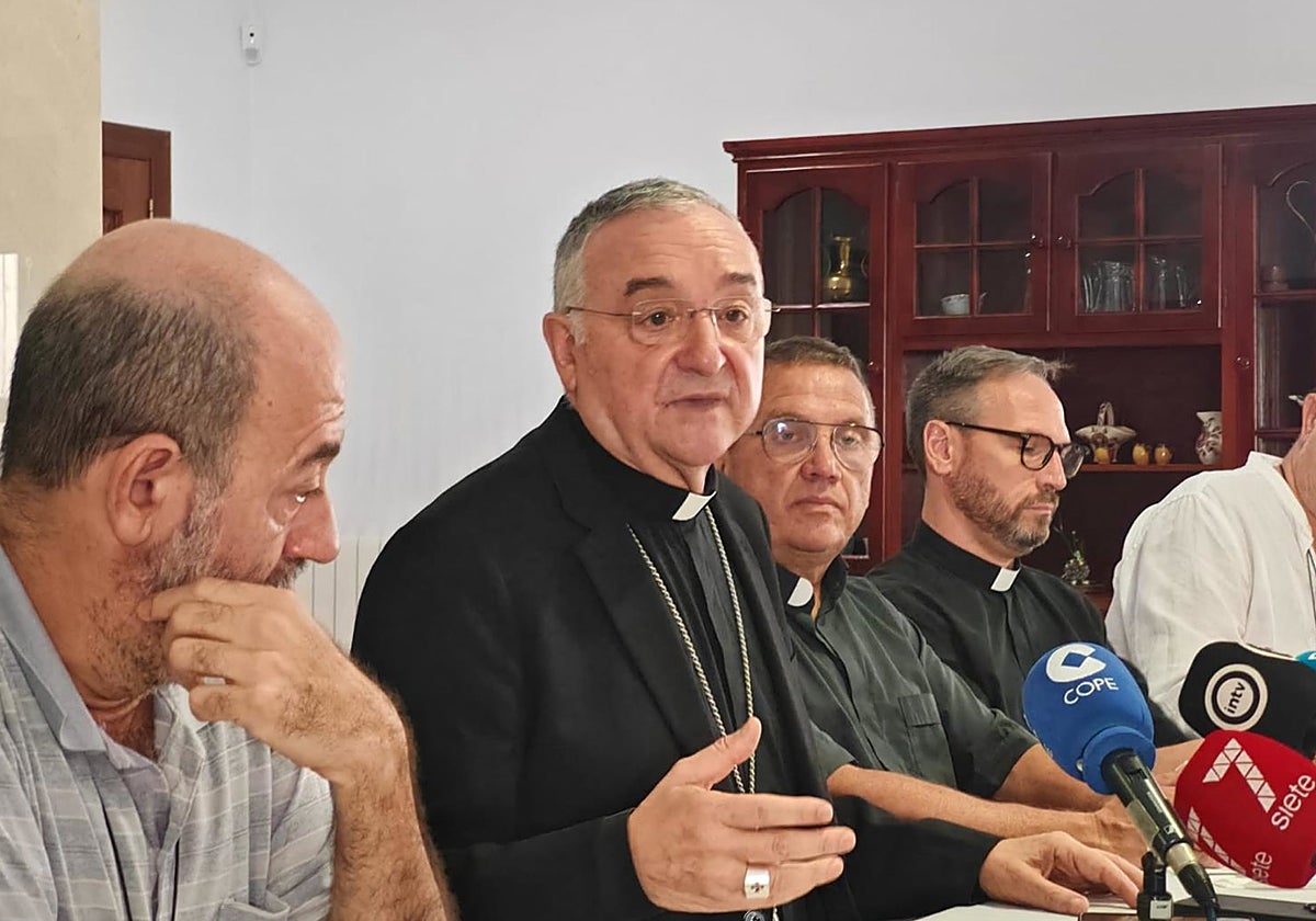 El obispo de Almería durante un encuentro con medios de comunicación