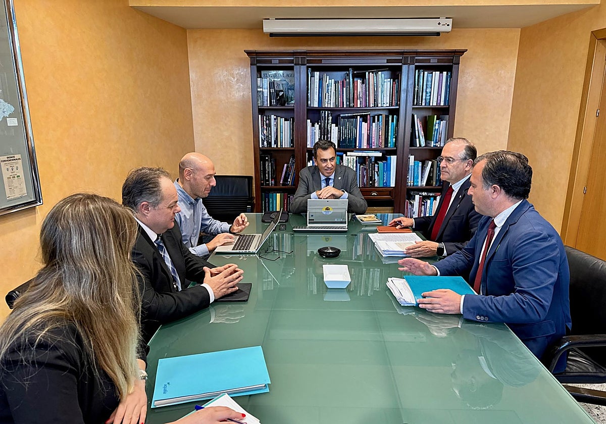 El alcalde de Talavera ha mantenido una reunión de trabajo con el presidente de la CHT, Antonio Yáñez, ala que han asistido también los concejales David Moreno y Benedicto García