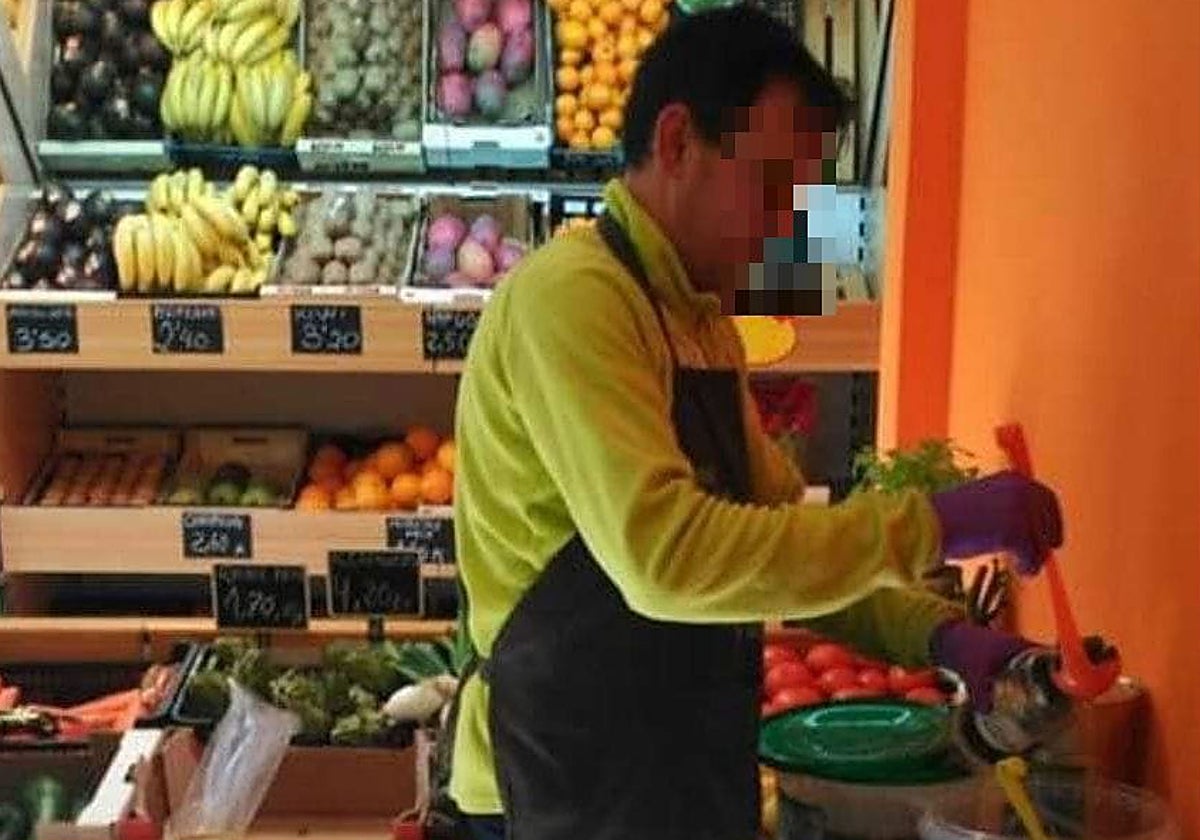 Cristóbal L. C., El Toba, en su frutería de Valdeavero