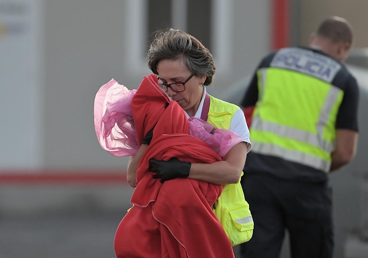 El operativo de asistencia en puerto ayuda al desembarco de un cayuco con 18 menores, entre ellos niños pequeños y una bebé en La Restinga (El Hierro) este lunes