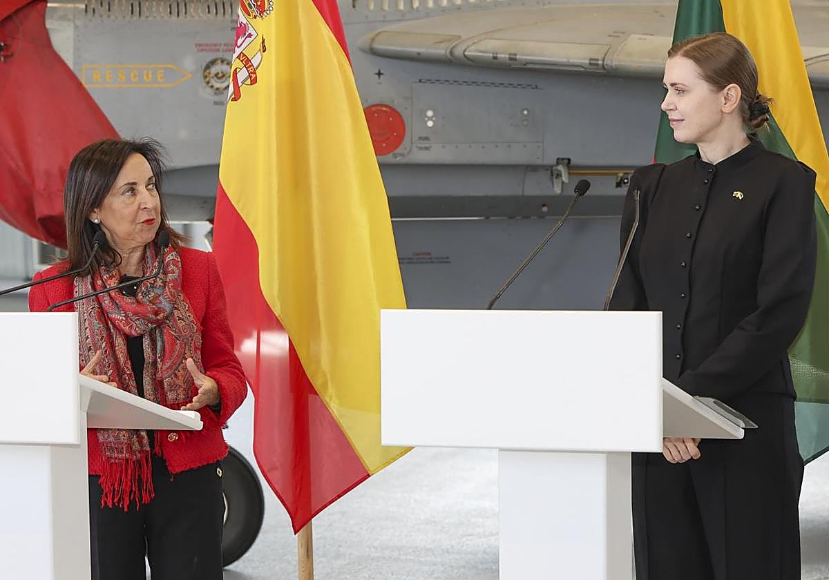 Robles visita en Lituania los cazas españoles que vigilan el espacio aéreo en el Báltico