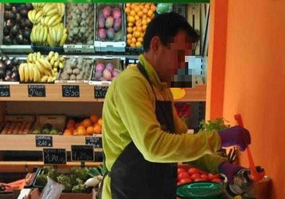 Cristóbal López, el Toba, en su frutería de Valdeavero