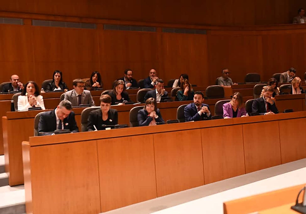 El PSOE, con el portavoz Fernando Sabés a la izquierda, no aplaude el anuncio de Azcón en el debate sobre el estado de la comunidad que se celebra este 24 y 25 de septiembre en Las Cortes de Aragón