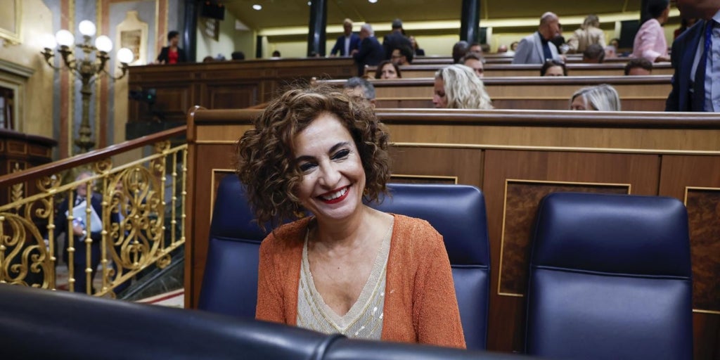 María Jesús Montero reitera que pone la mano en el fuego por su jefe de gabinete y el PP dice que «la trama Koldo» le daba órdenes