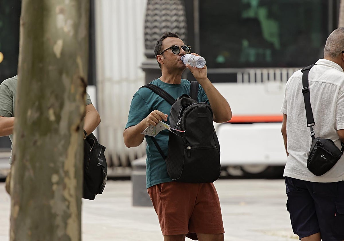 Un turista pasando calor en Sevilla