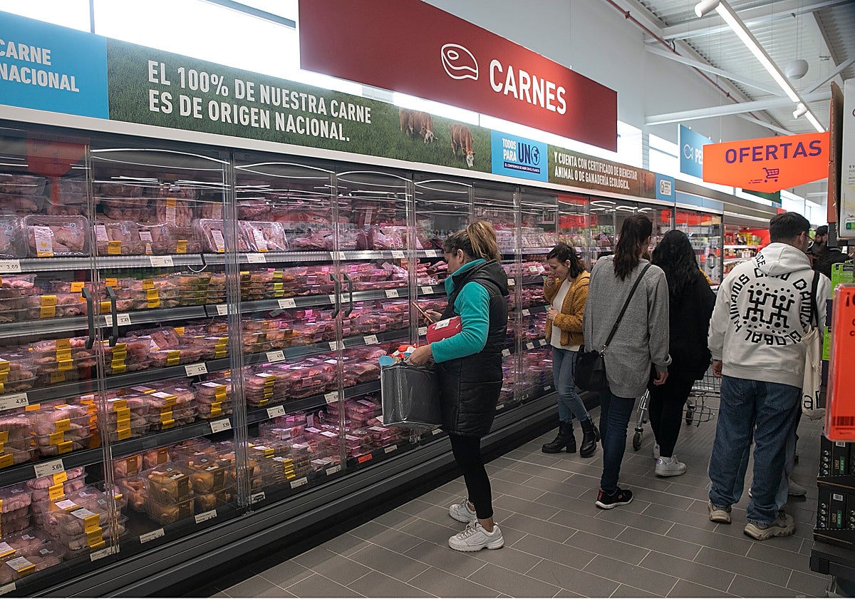 Cordobeses comprando en un Aldi en Córdoba