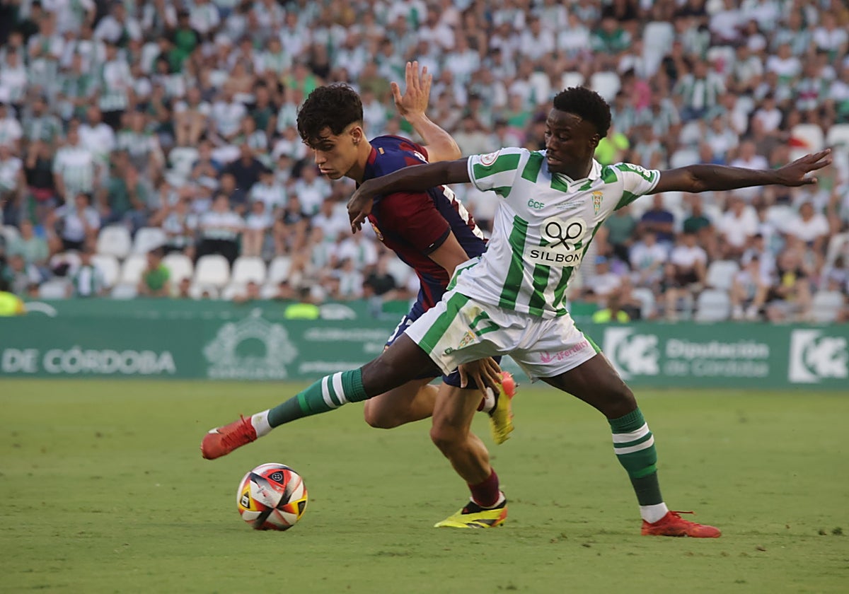 Adilson lucha un balón frente a un defensor del Barcelona B en El Arcángel