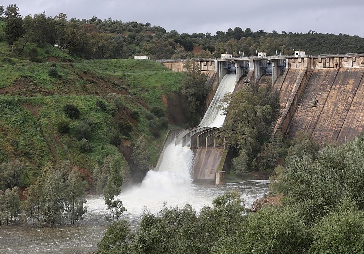 Imagen del embalse del Guadalmellato soltando agua el pasado mes de marzo