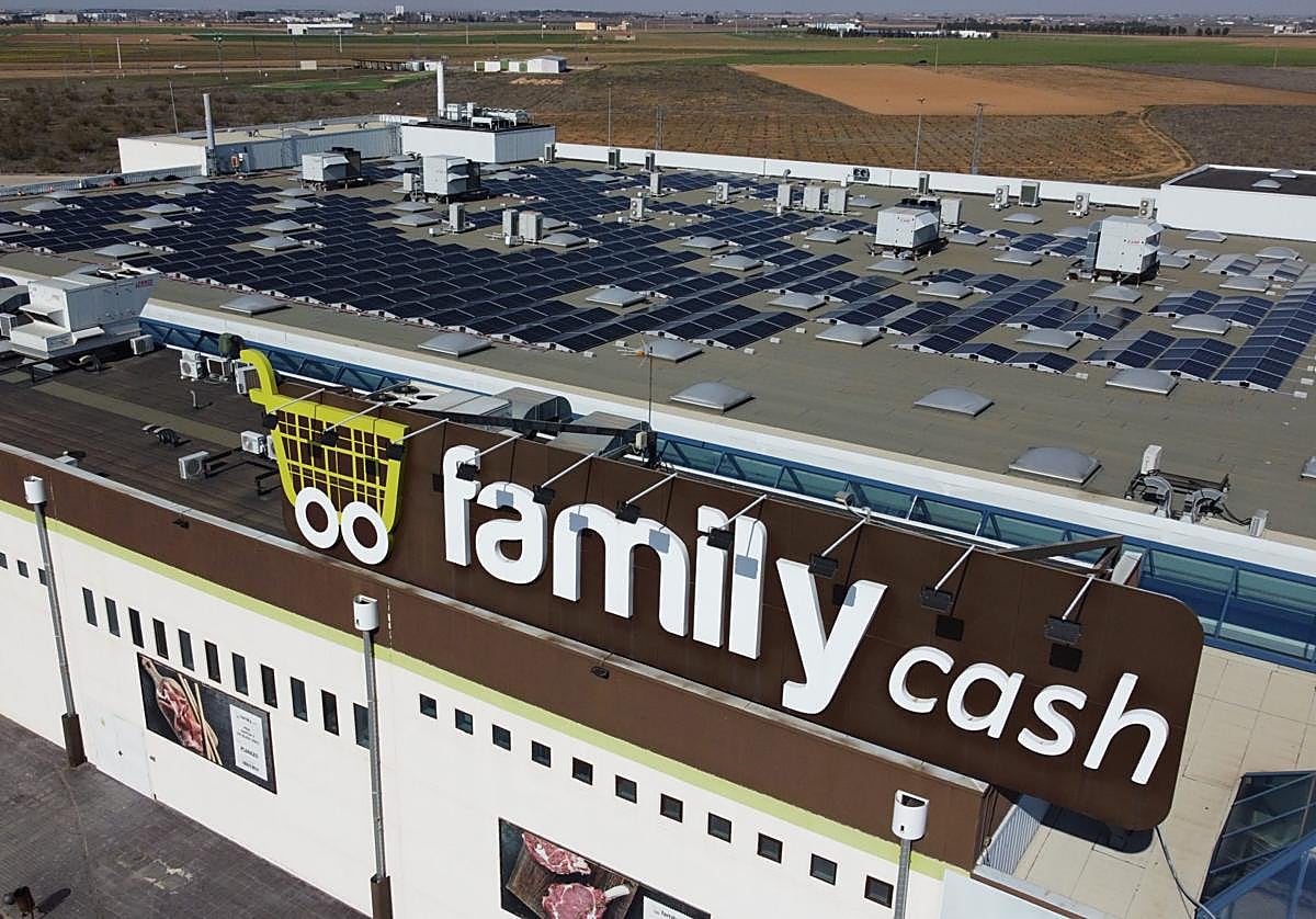 Imagen de una trabajadora de carnicería en un supermercado de Family Cash