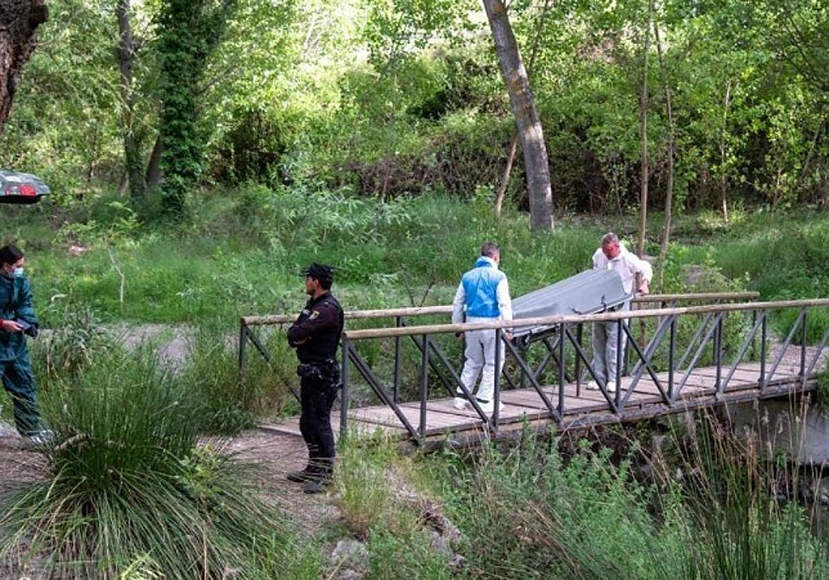 El cadáver de Manuel, trasladado cuando fue encontrado en la Fuente de la Bicha