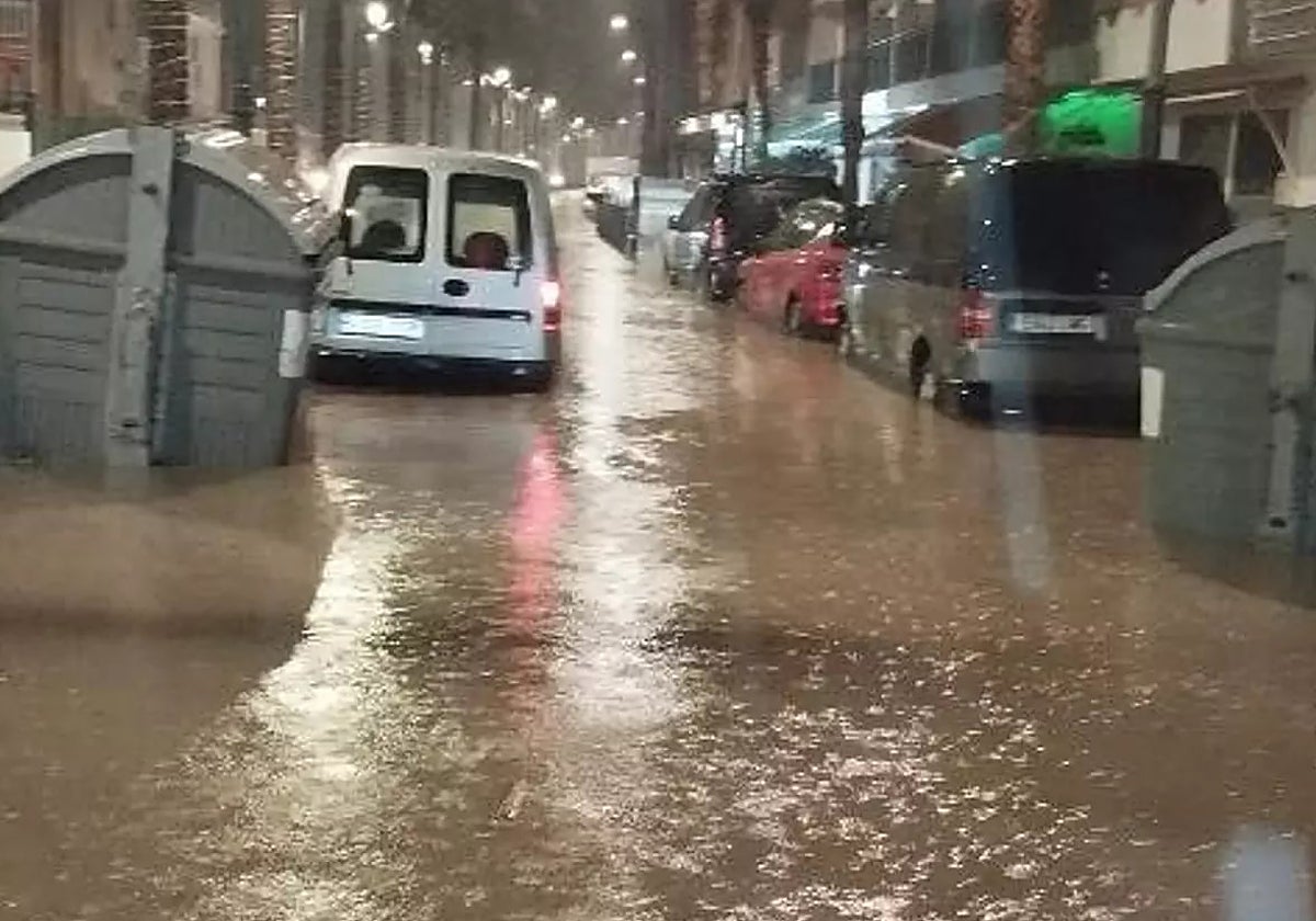 Algunas calles de Roquetas de Mar estuvieron cortadas por la tromba de agua