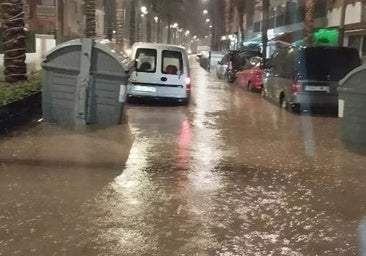 Algunas calles de Roquetas de Mar estuvieron cortadas por la tromba de agua