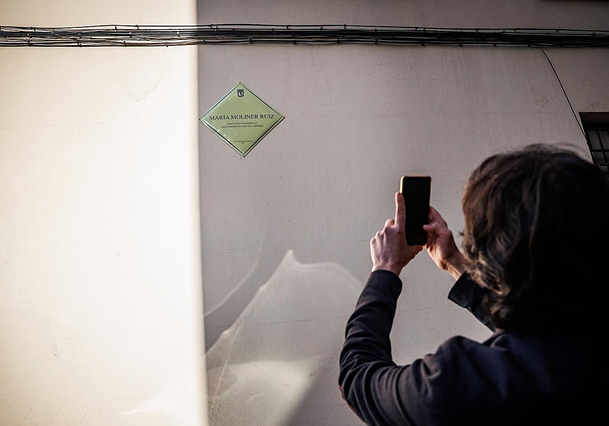 El escritor Andrés Neuman fotografía la placa en homenaje a María Moliner, descubierta este miércoles