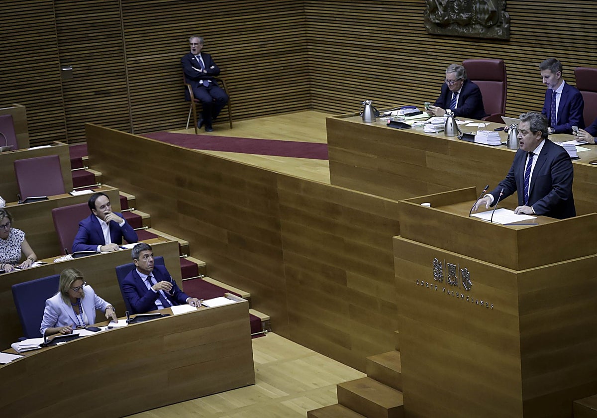 Imagen del portavoz de Vox, José María Llanos, durante su intervención este martes en las Cortes Valencianas