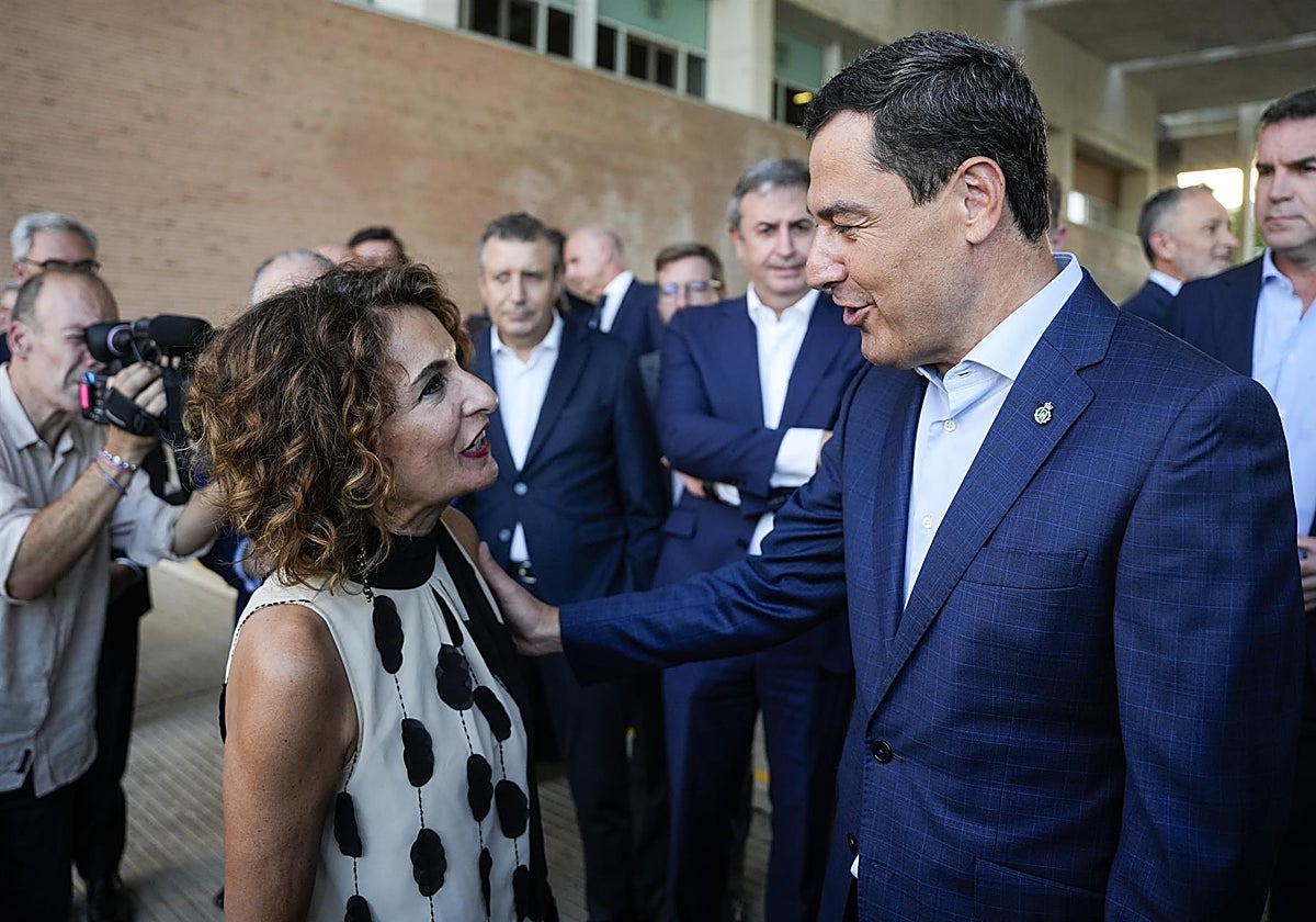 La vicepresidenta primera del Gobierno de España y ministra de Hacienda, María Jesús Montero, (i) junto al presidente de la Junta de Andalucía, Juanma Moreno, (d) durante la gala del centenario de Radio Sevilla
