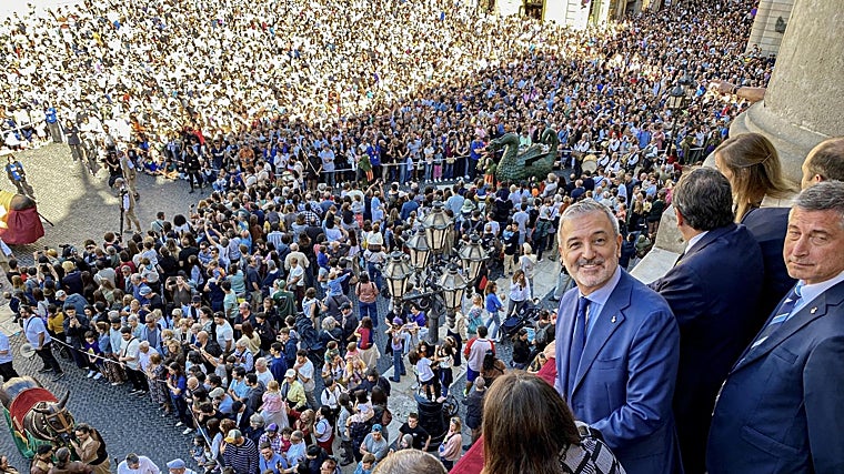 El alcalde, en el balcón del Ayuntamiento