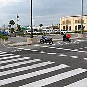 Valencia convierte las plazas de aparcamiento contiguas a los pasos de peatones en sitios para motos