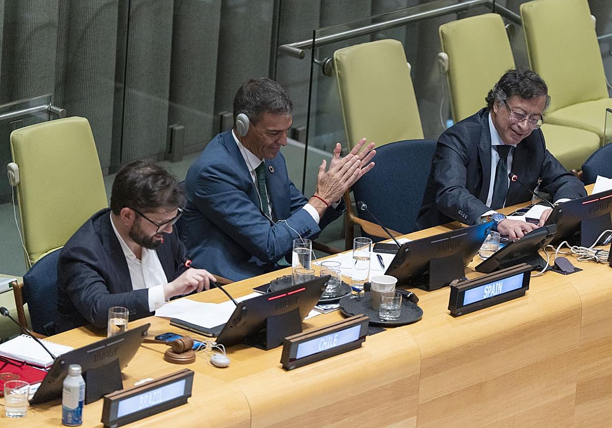 Pedro Sánchez, en el medio, en una reunión con mandatarios americanos