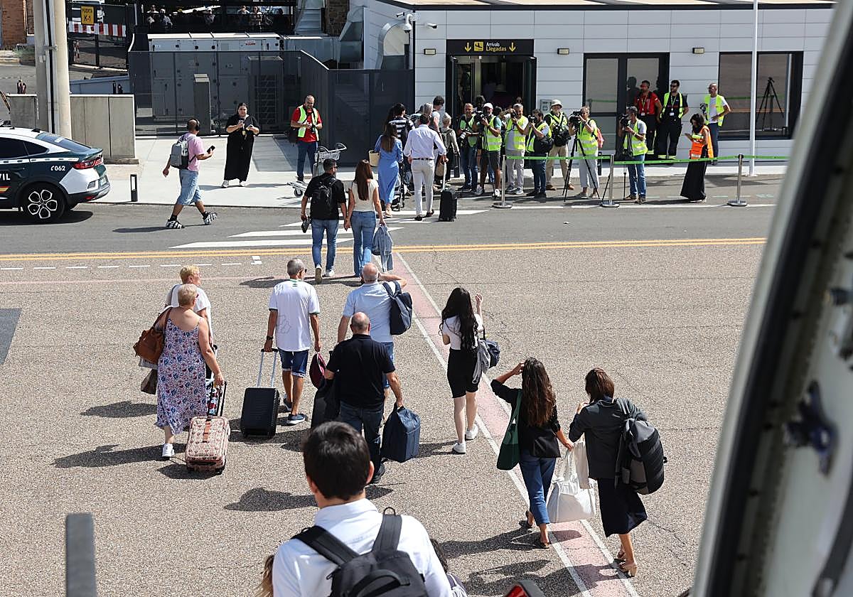 Pasajeros bajando del primer vuelo de Vueling que aterrizó en Córdoba