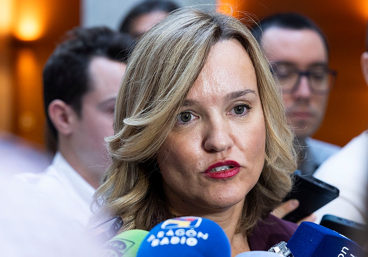 La secretaria general de PSOE-Aragón y ministra de Educación, Pilar Alegría, atiende a los medios en el marco del debate sobre el estado de Aragón, este jueves en las Cortes de Aragón, en Zaragoza