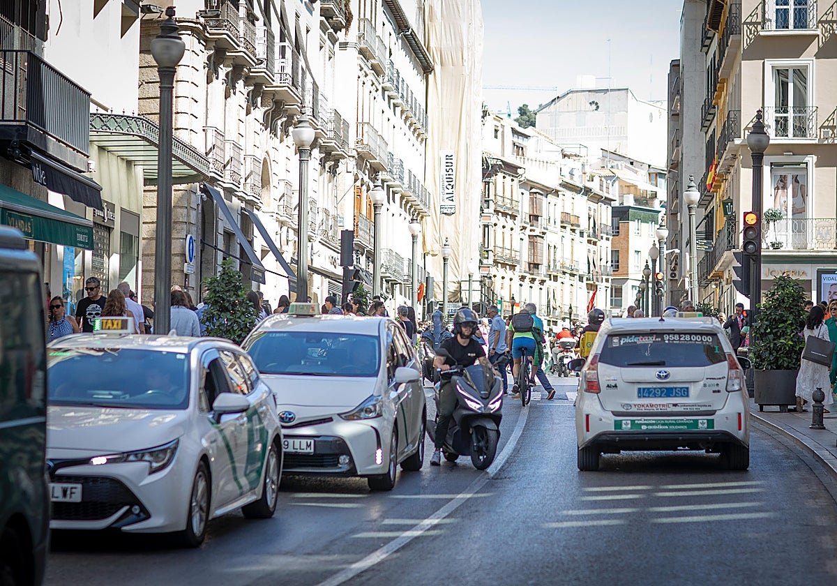 Vehículos circulando por la avenida Reyes Católicos, en el centro de Granada