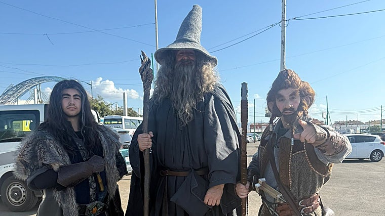 Fans caracterizados de la saga El Señor de los Anillos