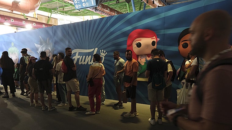 La cola para comprar un Funko Pop rodea gran parte de la Sala de Exhibición del recinto