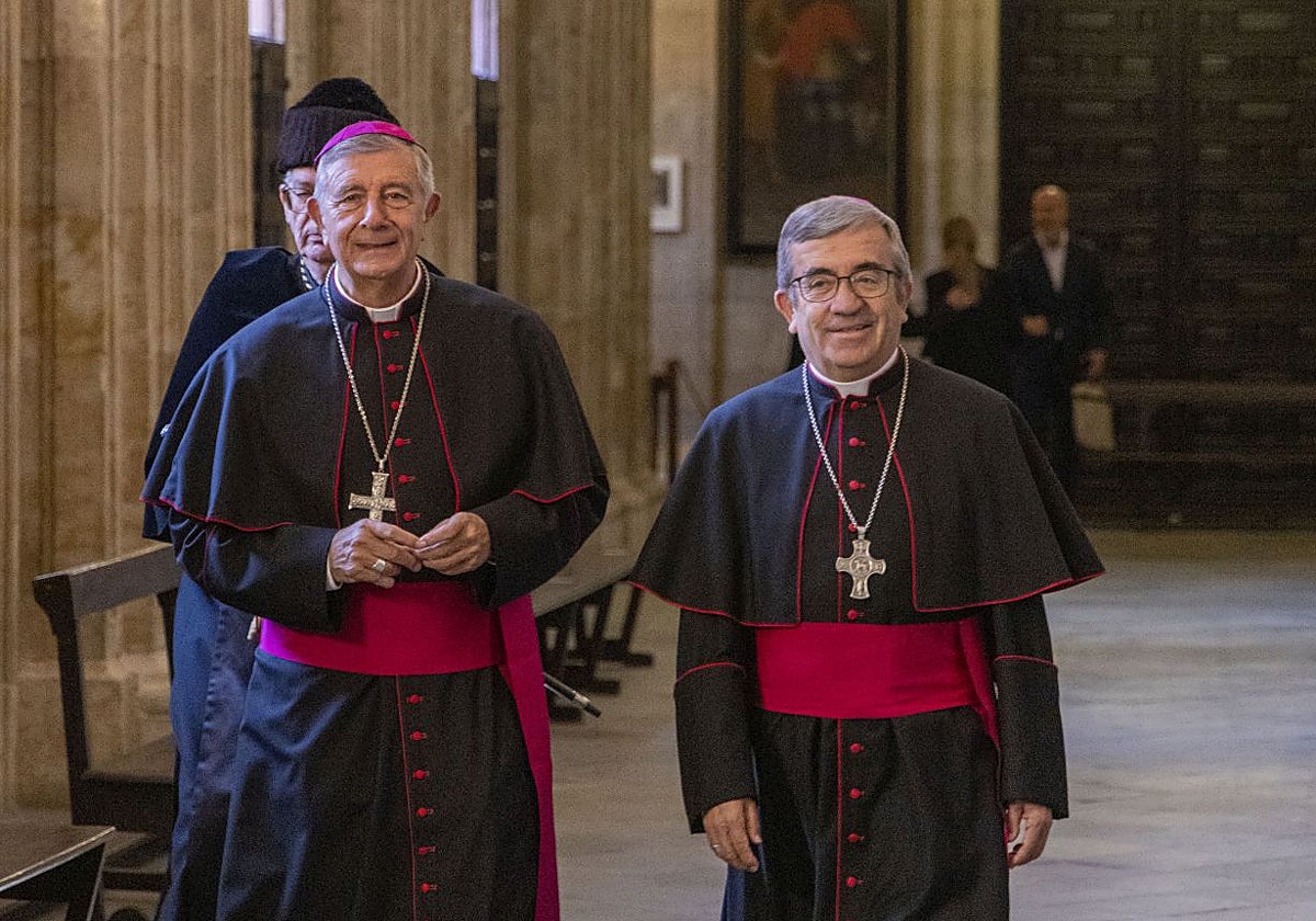El gran canciller de la Universidad Pontificia de Salamanca, José Luis Retana, y el presidente de la Conferencia Episcopal Española, Luis Argüello, durante la inauguración del curso