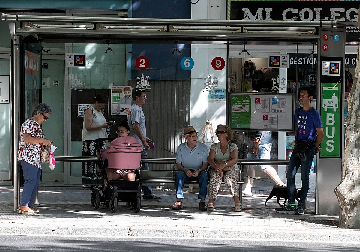 Parada de autobuses de Aucorsa para las líneas 2, 6 y 9 en Ronda de los Tejares