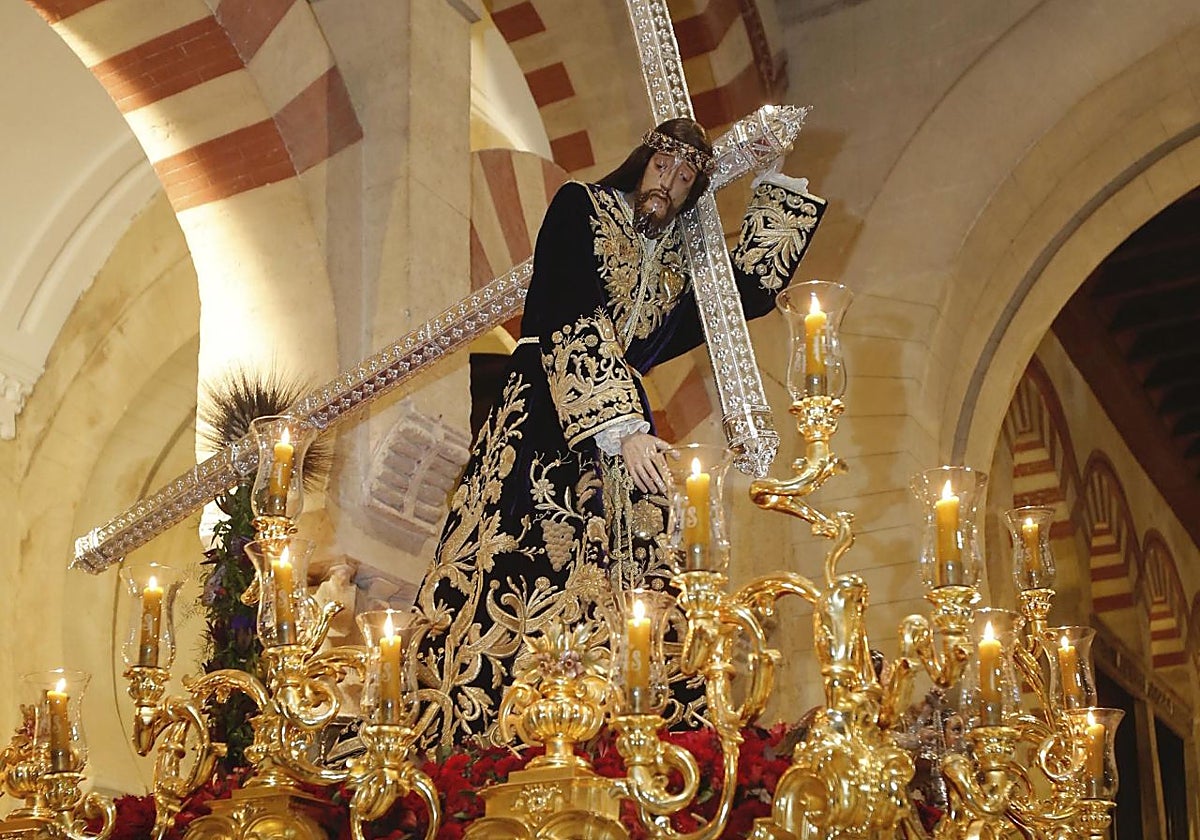 Nuestro Padre Jesús Nazareno de Lucena, en 2019, con la túnica de las Uvas durante el rezo del Miserere en la Mezquita-Catedral de Córdoba