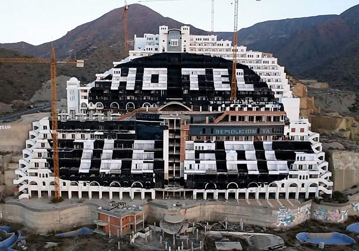 Vista del hotel ilegal El Algarrobico en Carboneras