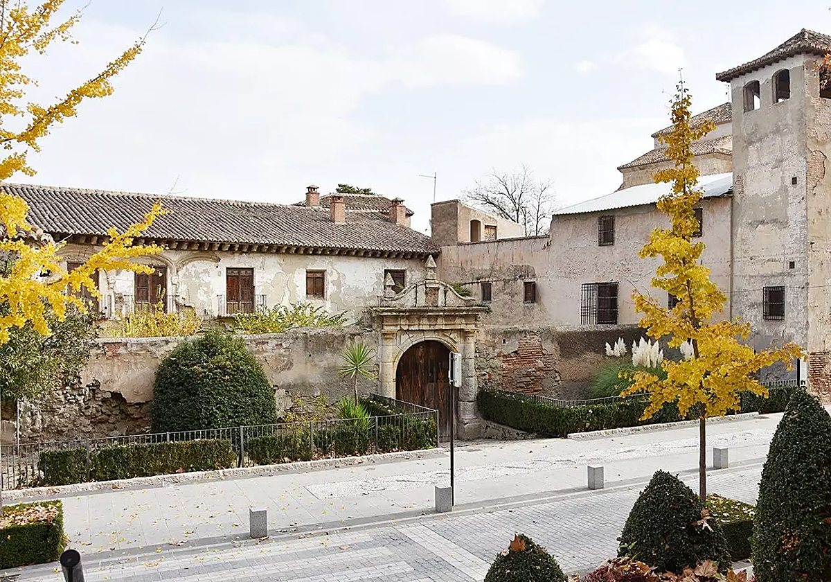 Fachada principal del palacio, en la que se observan elementos góticos y renacentistas