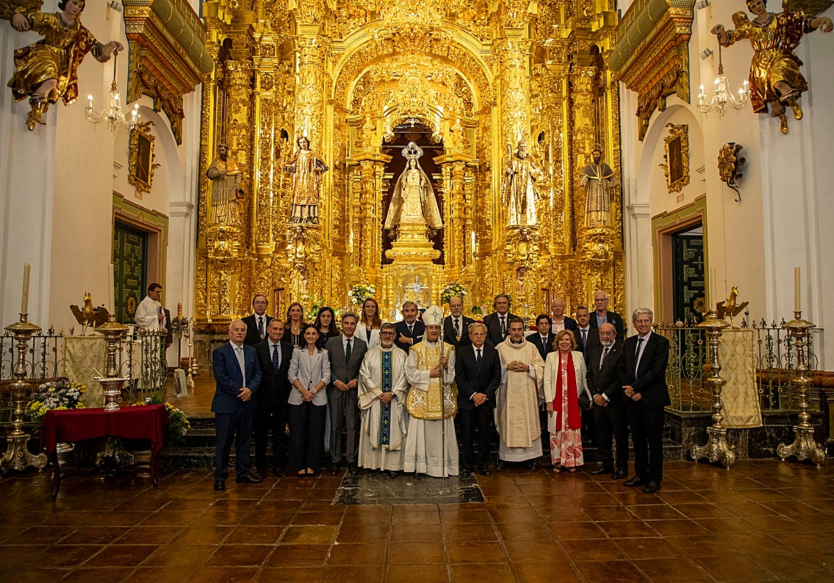 El obispo de Córdoba y el presidente de la Diputación, este miércoles en el retablo mayor de la Iglesia de la Merced