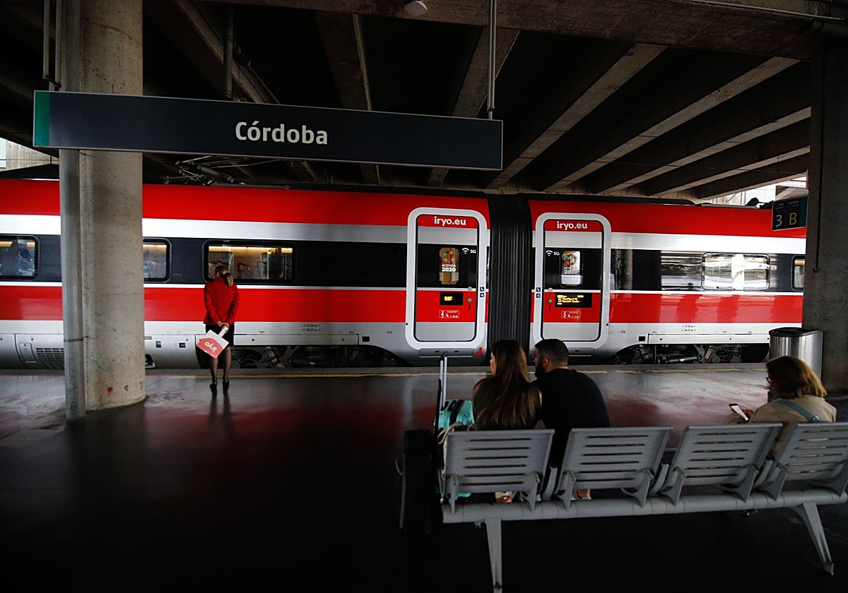 Un trren de la operadora Iryo, en el andén de la estación Julio Anguita de Córdoba