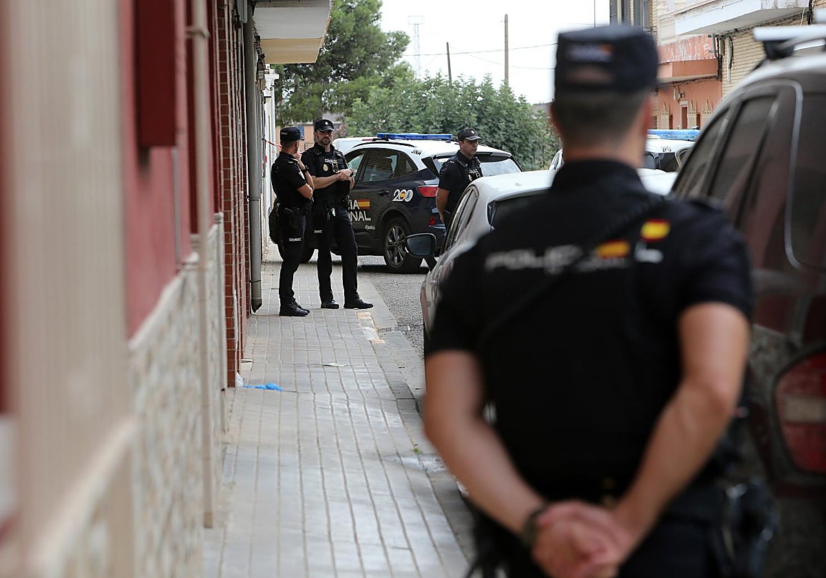 Policías en la detención de un hombre que apuñaló a su pareja en el barrio sevillano de Valdezorras el 7 de septiembre pasado
