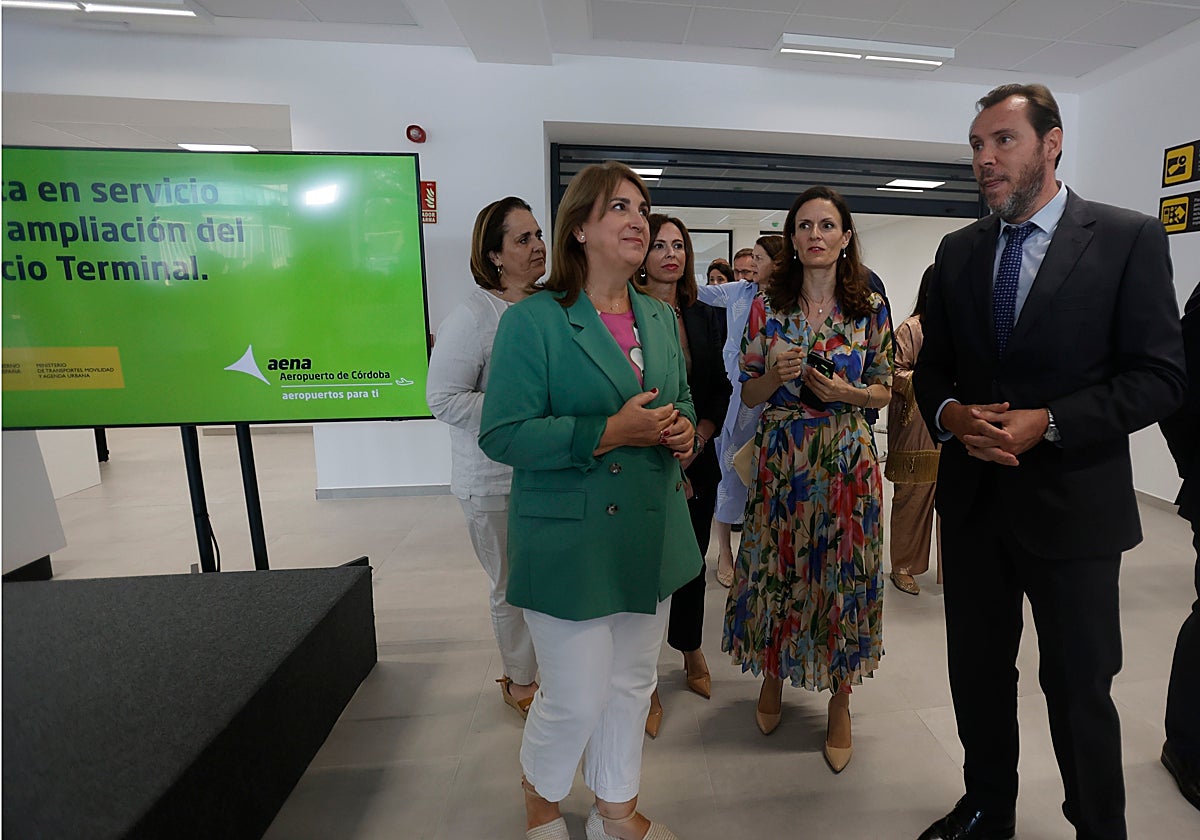 Óscar Puente, a la derecha, junto a la subdelegada del Gobierno en Córdoba, en la inauguración de la terminal del aeropuerto