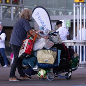 Imagen de una persona sin hogar en el aeropuerto de Málaga