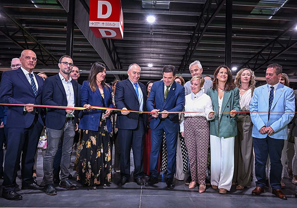 El presidente de la Diputación de Ciudad Real, Miguel Ángel Valverde, y el presidente de Fecir, Carlos Marín, han inaugurado la feria